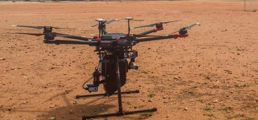 Dron multirrotor equipado para levantamientos en terreno