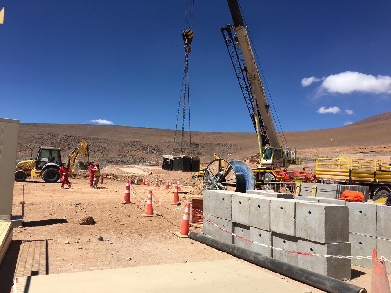Trabajos con grúa y obras de instalaciones en una faena