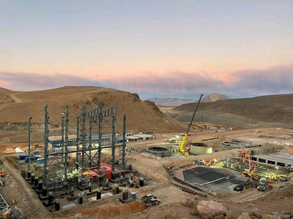 Vista panorámica de instalaciones mineras y obras entre cerros